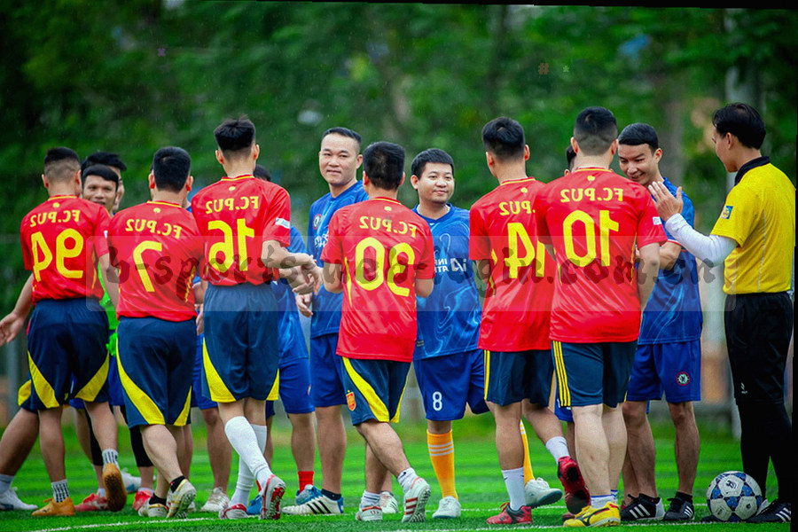 球场通道与地面引导线俯拍，冷绿与暖橙的色块指向前方